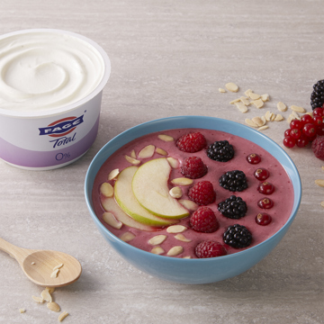 How to prepare a berry smoothie with yoghurt