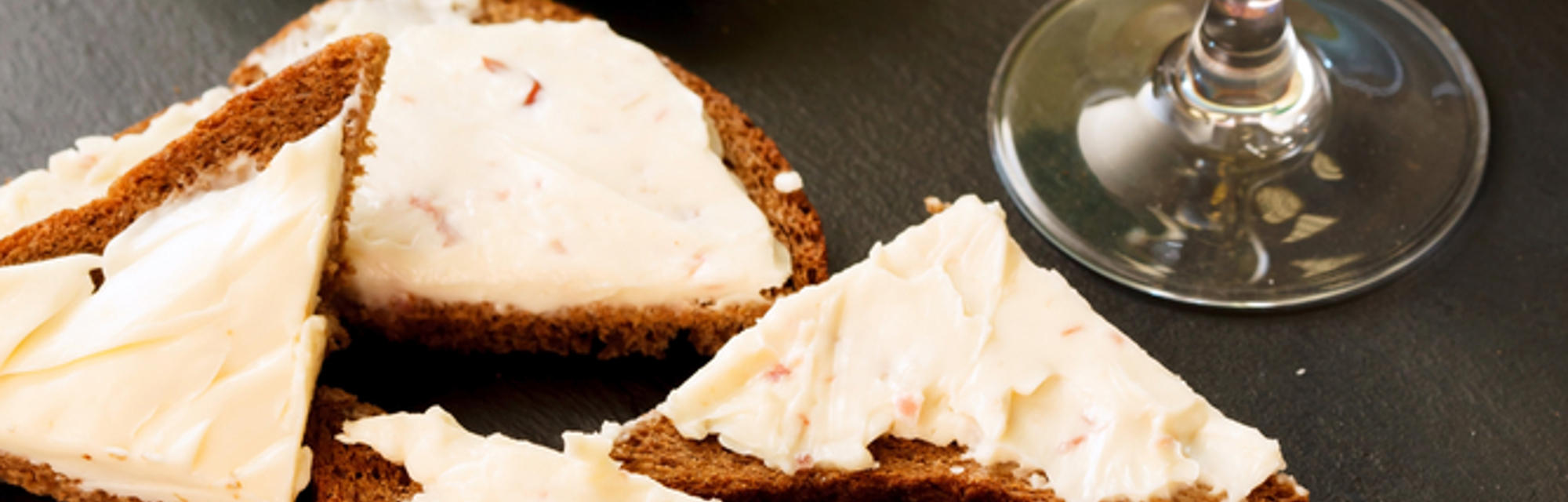 Roasted garlic and brie toasts