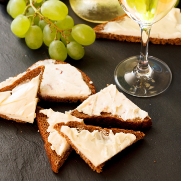 Roasted garlic and brie toasts