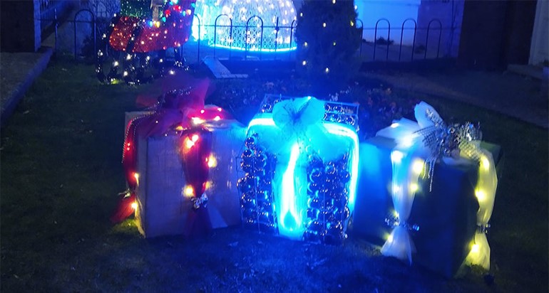 Filco helps Christmas Committee to light up the town presents