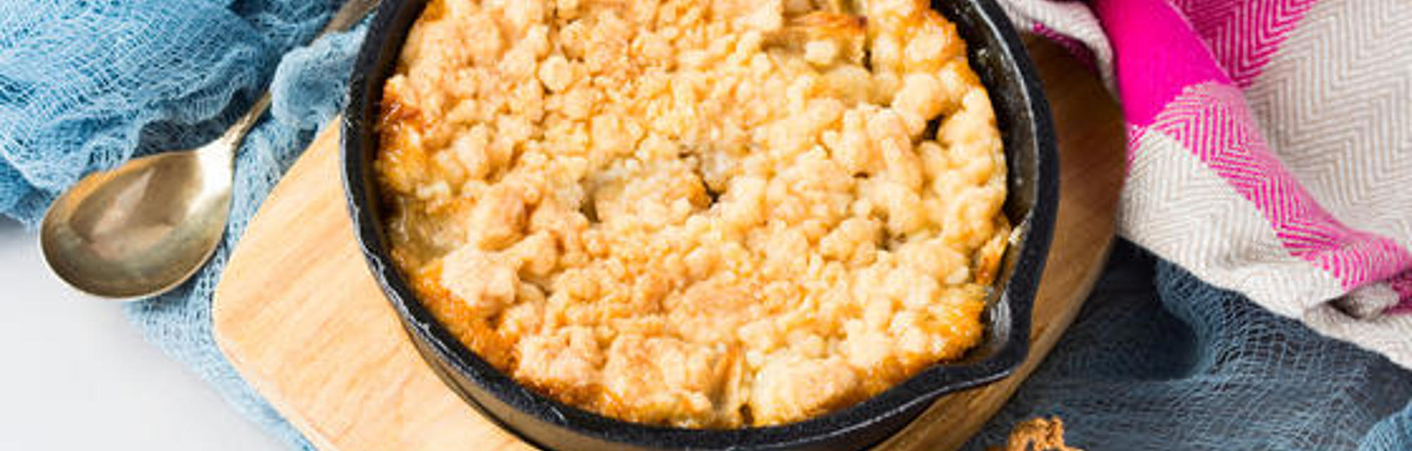 Apple crumble with cinnamon