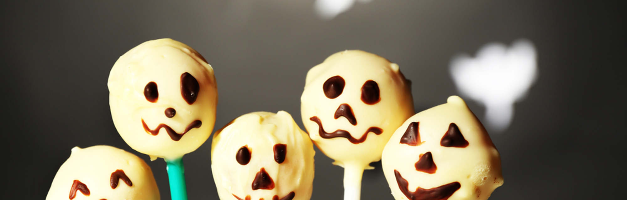 Halloween cake pops: a spooky white chocolate treat for the kids - Halloween Cake Pops