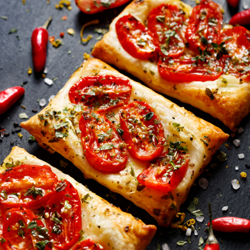 Tomato puff pastry bites